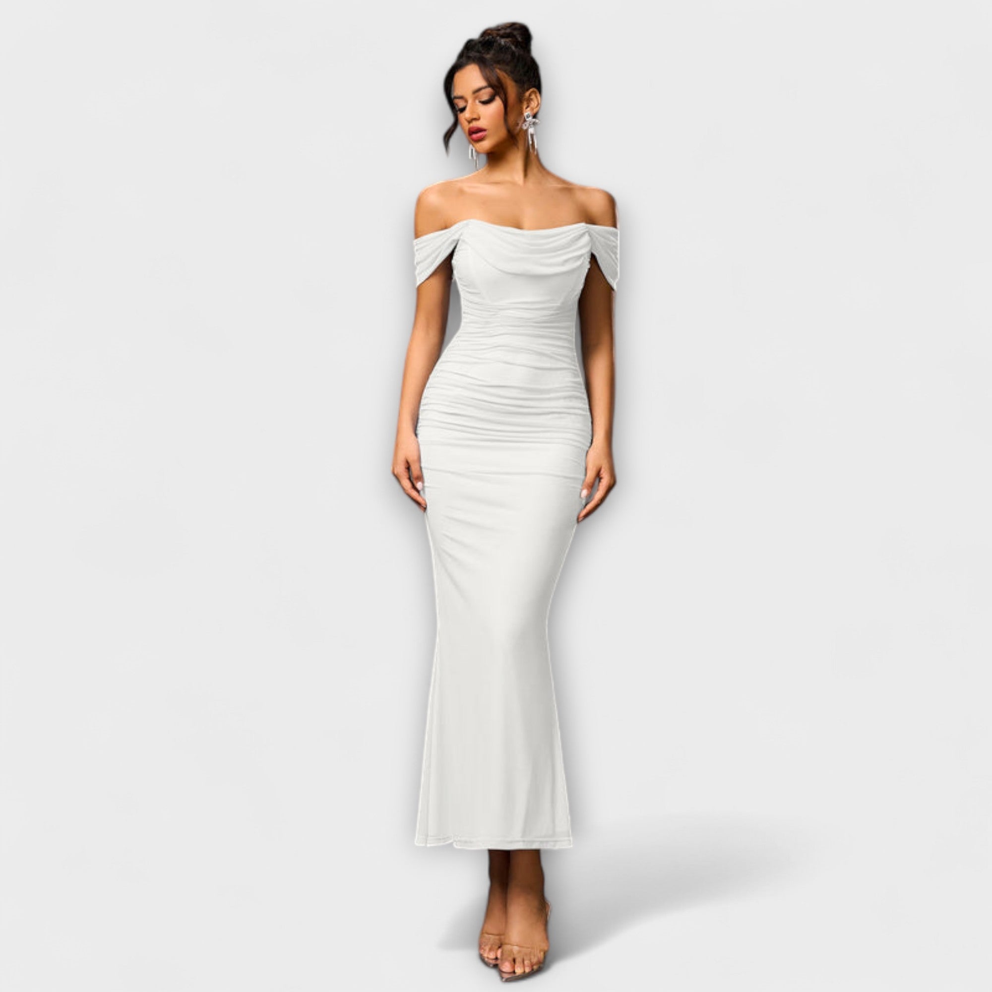 Ione - Olkapäät paljastava rypytetty bodycon-mekko