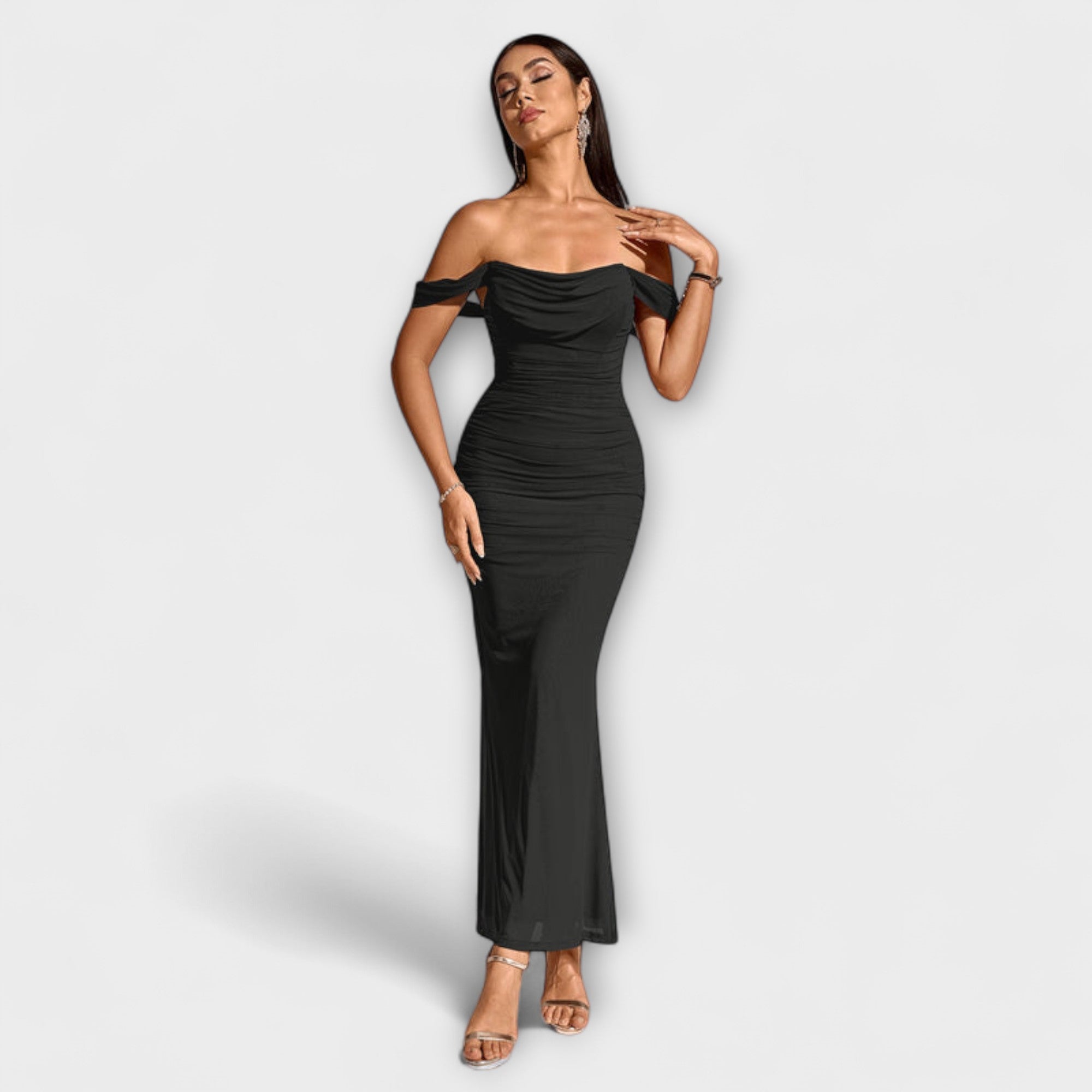 Ione - Olkapäät paljastava rypytetty bodycon-mekko