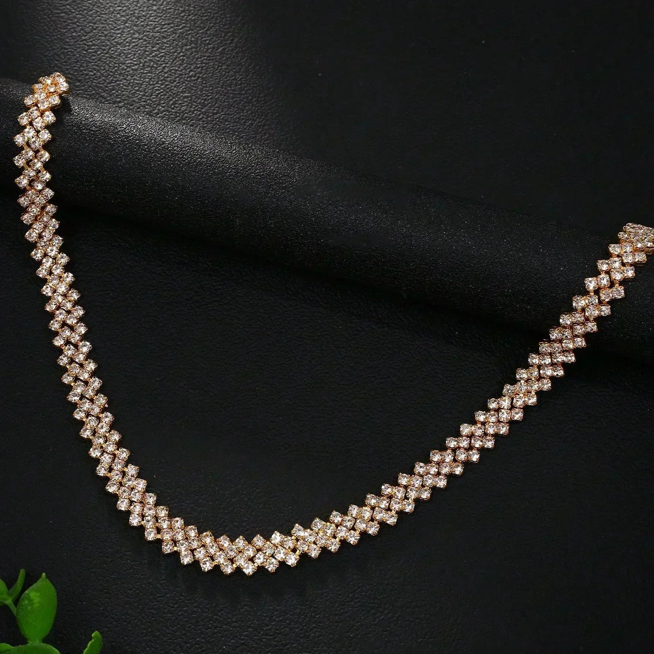 Tyylikäs kaulakoru kivikoristeilla